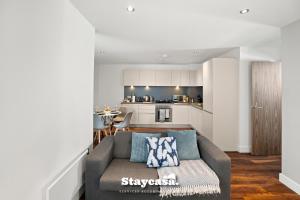 A kitchen or kitchenette at Spectacular Apartment Balcony View In City Centre