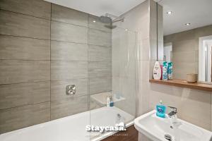 Koupelna v ubytování Spectacular Apartment Balcony View in City Centre + 16 fotografií