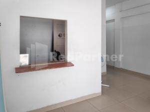 um quarto com paredes brancas e um espelho na parede em Ada Guest House Medan Redpartner em Medan