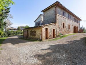 CorsanoにあるFarmhouse in Ville di corsano siena at the centreの砂利道の石造りの建物