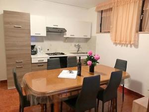 a dining room table and chairs in a kitchen at Charming Apartment in Banjole near Sea in Banjole