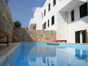 uma villa com piscina ao lado de um edifício em Holiday home 400 meters from the sea near Gallipoli em Nardò