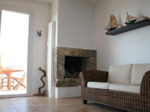 uma sala de estar com um sofá e uma lareira em Holiday home 400 meters from the sea near Gallipoli em Nardò