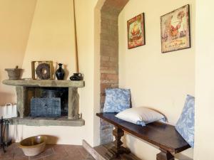 - un salon avec une table et une cheminée dans l'établissement Apartment on farm amidst the Umbrian hills, à Todi