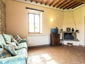 un soggiorno con divano e TV di Apartment on farm amidst the Umbrian hills a Todi