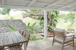 Zahrada ubytování Coastal Home in Tamarin, AC, Wi-Fi, Walk to Everything in Tamarin