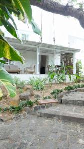 Zahrada ubytování Coastal Home in Tamarin, AC, Wi-Fi, Walk to Everything in Tamarin