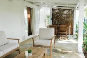 Posezení v ubytování Coastal Home in Tamarin, AC, Wi-Fi, Walk to Everything in Tamarin