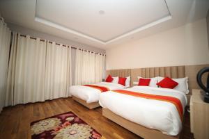 Una cama o camas en una habitación de Redstone Regency Hotel