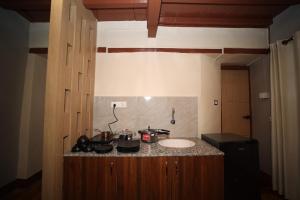Una cocina o cocineta en Redstone Regency Hotel