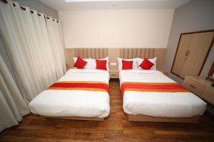 Una cama o camas en una habitación de Redstone Regency Hotel