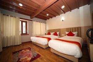 Una cama o camas en una habitación de Redstone Regency Hotel