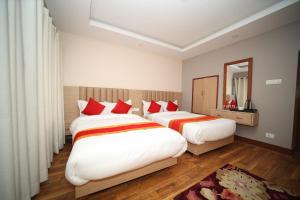 Una cama o camas en una habitación de Redstone Regency Hotel