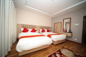 Una cama o camas en una habitación de Redstone Regency Hotel