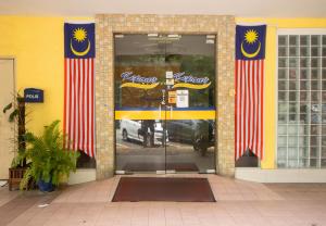 une porte d'entrée d'un magasin portant des drapeaux dans l'établissement Sun Inns Hotel Kepong near Hospital Sungai Buloh, à Kuala Lumpur