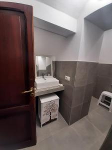 un baño con lavabo y espejo en B&B Vivilmatese, en Roccamandolfi 142 fotos más