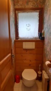 uma pequena casa de banho com um WC e uma janela em TellaHouse em Chamonix-Mont-Blanc