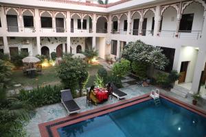 una vista aérea de un hotel con piscina en Ranthambore Resort en Sawāi Mādhopur