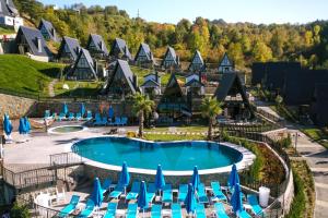 een luchtzicht op een resort met een zwembad en stoelen bij World DREAMS Sapanca in Sakarya