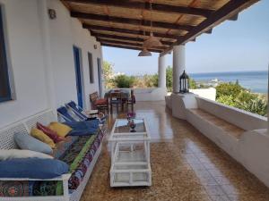 a living room with a couch and a table at "la Palma"la casa del sole e del vento in Lingua