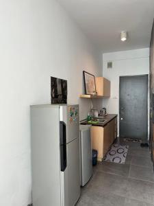 eine Küche mit Kühlschrank und Spüle in der Unterkunft Eight Empire Studio (Netflix/Wi-fi) @ IKEA/The Curve in Petaling Jaya