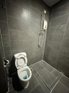 y baño con aseo y ducha. en Eight Empire Studio (Netflix/Wi-fi) @ IKEA/The Curve, en Petaling Jaya
