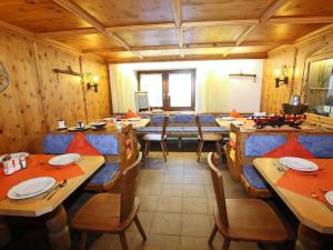 WinkleにあるSpacious Holiday Home in Tyrol near Ski Areaの木製の壁のダイニングルーム(木製のテーブルと椅子付)
