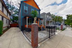 een huis met een standbeeld van een boom op een bakstenen pilaar bij San Jose Shark House - Unit 1 in San Jose