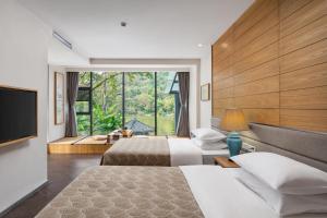 Postel nebo postele na pokoji v ubytování Guilin HeShe Lakeside Resort-Free pick up service stay two nights