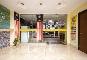 ein Restaurant mit amerikanischen Flaggen auf der Vorderseite in der Unterkunft Sun Inns Hotel Sentral, Brickfields in Kuala Lumpur