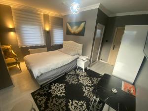 - une chambre avec un lit et un tapis noir et blanc dans l'établissement Göl Otel, à Avcılar
