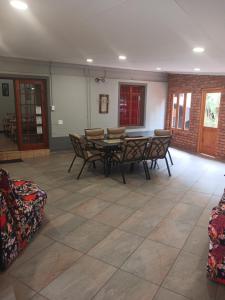 - une salle à manger avec une table et des chaises dans l'établissement Africa Dawn Guesthouse, à Musina
