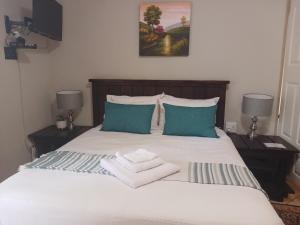 ein Schlafzimmer mit einem Bett mit zwei Handtüchern darauf in der Unterkunft Africa Dawn Guesthouse in Musina
