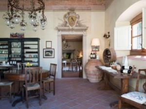 Reštaurácia alebo iné gastronomické zariadenie v ubytovaní Chic Holiday Home in Pergine Valdarno with Terrace