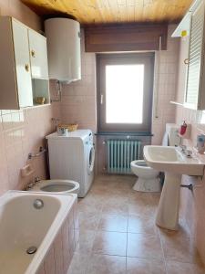 Ένα μπάνιο στο La Rondine - Appartamento Panoramico 6 Posti Letto In Villetta