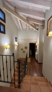 un pasillo con una escalera en un edificio en Casa Rural Negua en La Cuenca, Soria, en La Cuenca