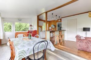 a dining room and kitchen with a table and chairs at La Cabanette à 10min de Disneyland Paris - Cabane & Cabanon in Chalifert