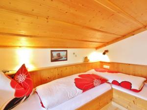 En eller flere senge i et værelse på Apartment in Bramberg am Wildkogel with balcony