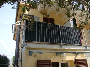 a balcony on the side of a building at Bilocali e Mono al mare in Senigallia