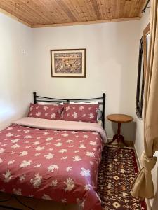 1 dormitorio con 1 cama y 1 mesa en Kalyva Cottage en Mirina