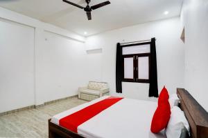 A bed or beds in a room at OYO Flagship Nakshatram Palace