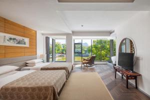 Postel nebo postele na pokoji v ubytování Guilin HeShe Lakeside Resort-Free pick up service stay two nights