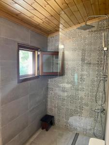 y baño con ducha y lavamanos. en Kalyva Cottage en Mirina