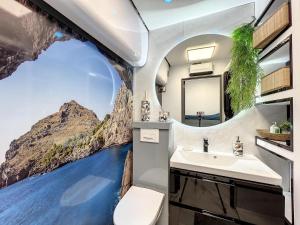 カップ・ダグドにあるStudio Prestige avec terrasse, île des pêcheurs, Vue portの海の絵画が飾られたバスルーム +19枚の写真