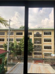 una ventana con vistas a un gran edificio en JMC Homes, en Manila