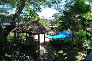 Výhled na bazén z ubytování Capricorn International Hotel nebo okolí