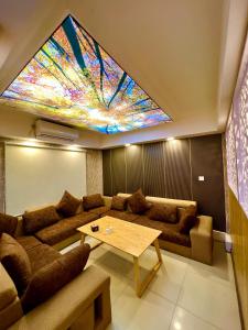 Un lugar para sentarse en Redstone Regency Hotel