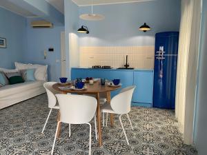 eine Küche und ein Esszimmer mit einem Tisch und Stühlen in der Unterkunft Case Borgo Vacanze in Letojanni