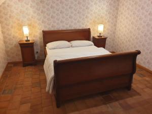a bedroom with a bed with two lamps on both sides at Spatieux, confort, reposant, gd jardin bucolique, jeux, balades, zoo, châteaux in Saint-Romain-sur-Cher