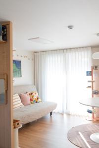 Giường trong phòng chung tại Near Gangneung Station House